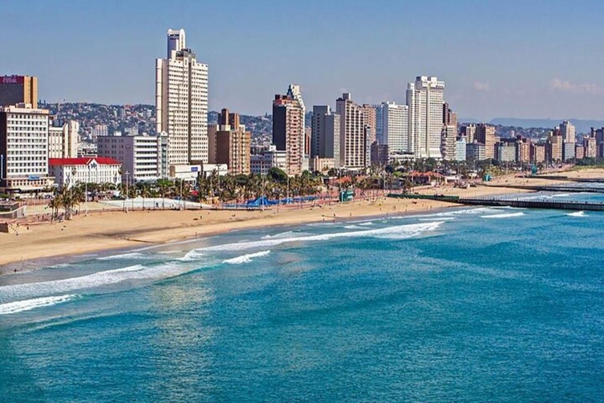 una vista di una spiaggia e di una città con alti edifici