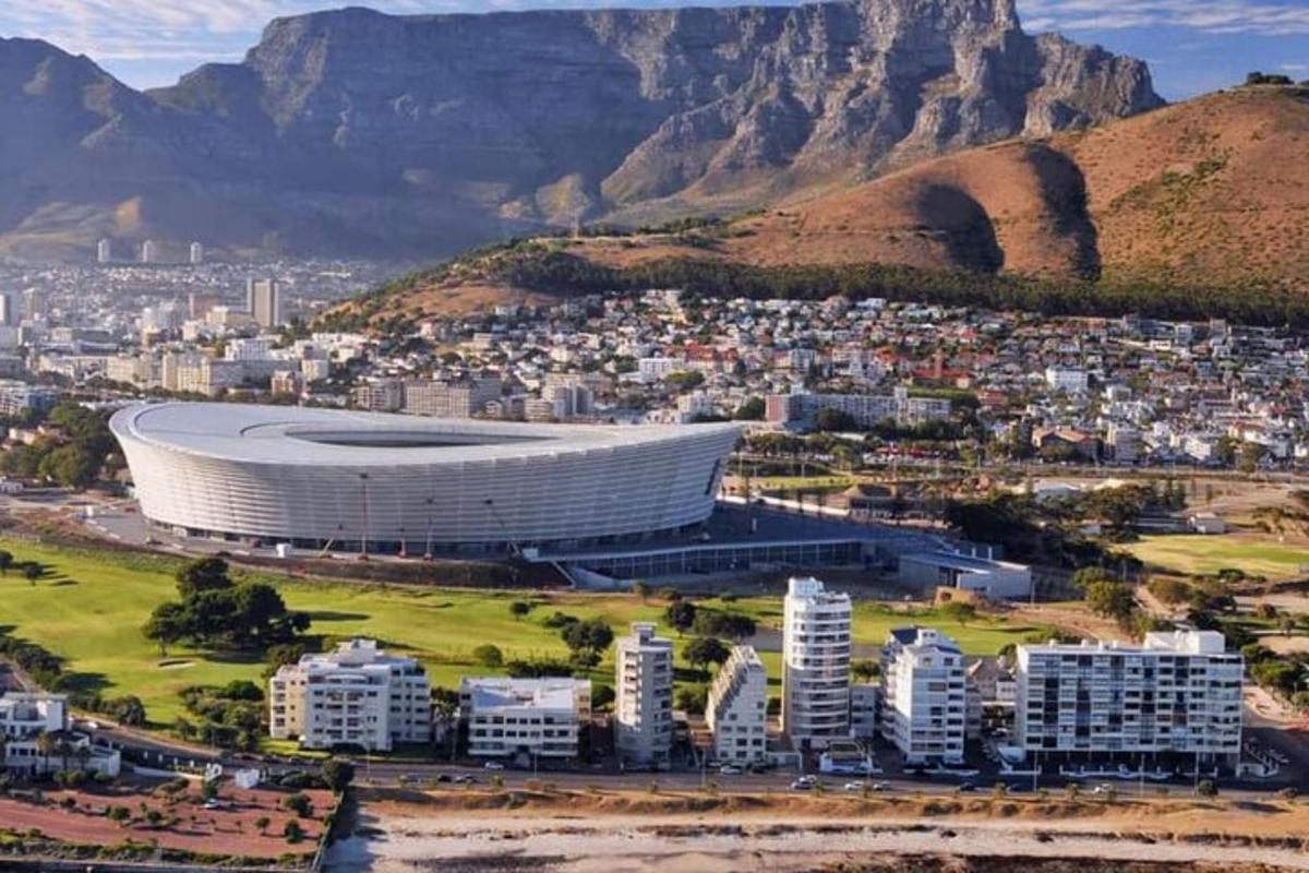 una vista aerea di uno stadio di calcio di fronte a una montagna