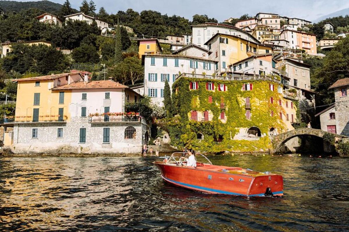 una barca rossa nell'acqua di fronte a una città