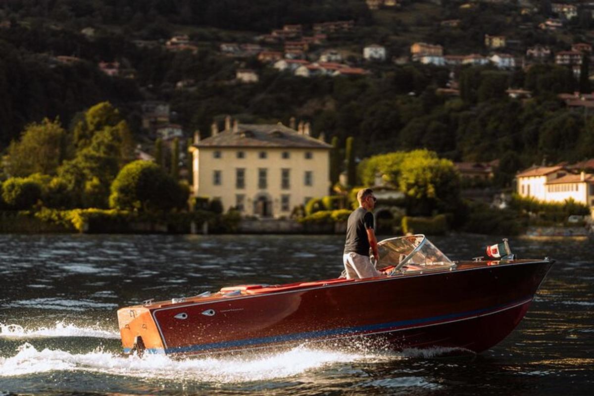un uomo è in piedi su una barca in acqua