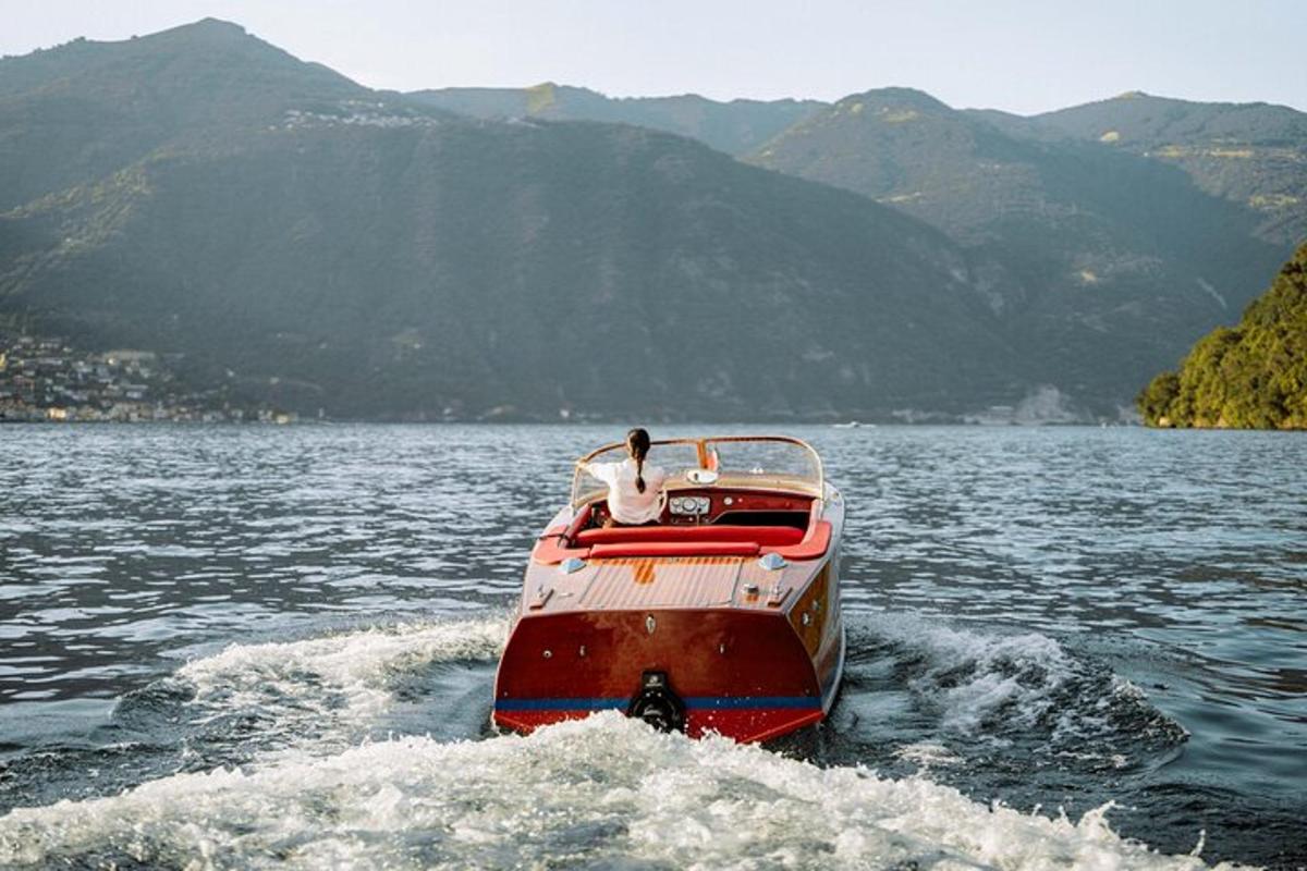un uomo su una barca in acqua