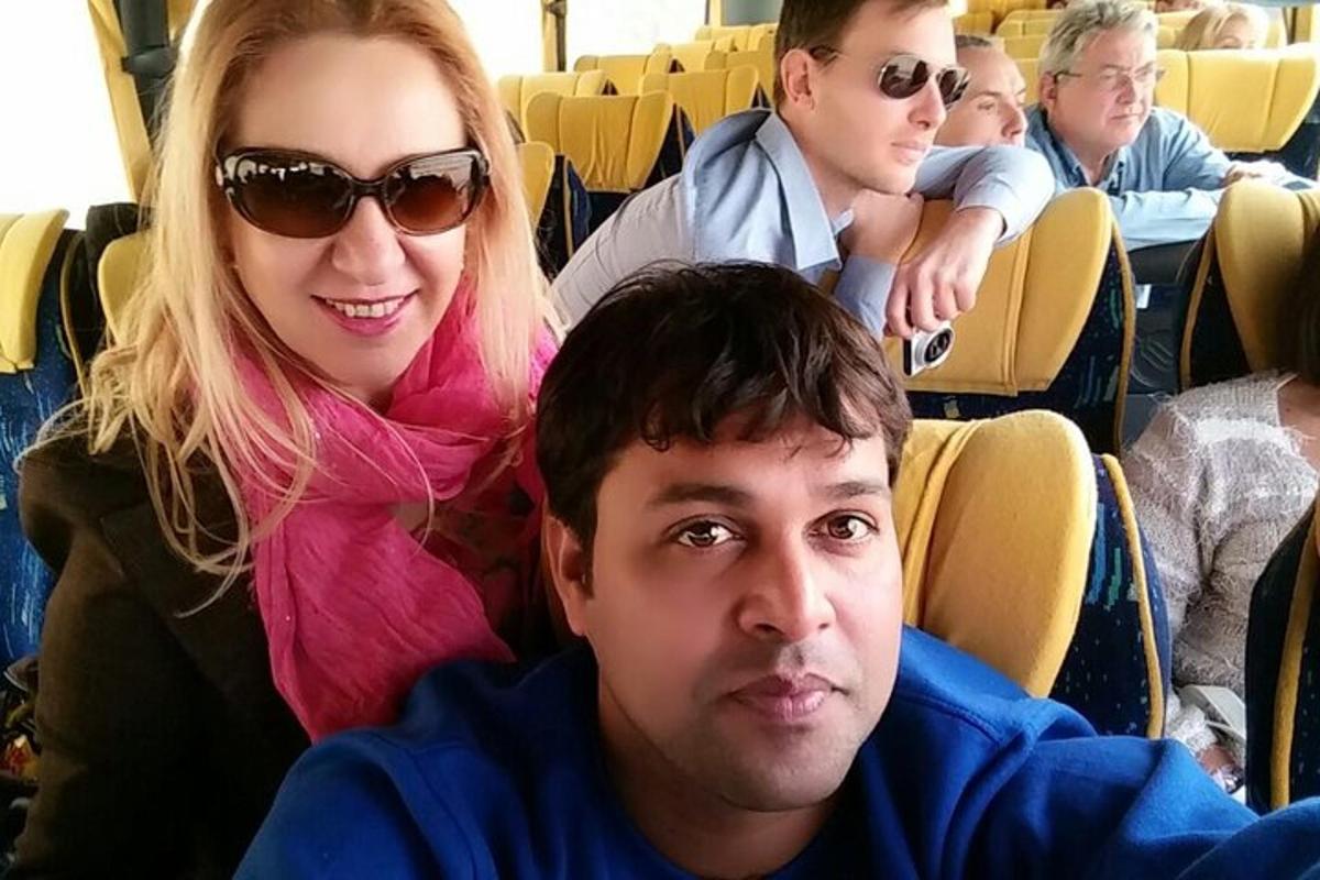 un home i una dona asseguts en un avió