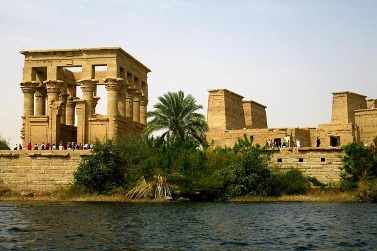 un edificio vicino a uno specchio d'acqua