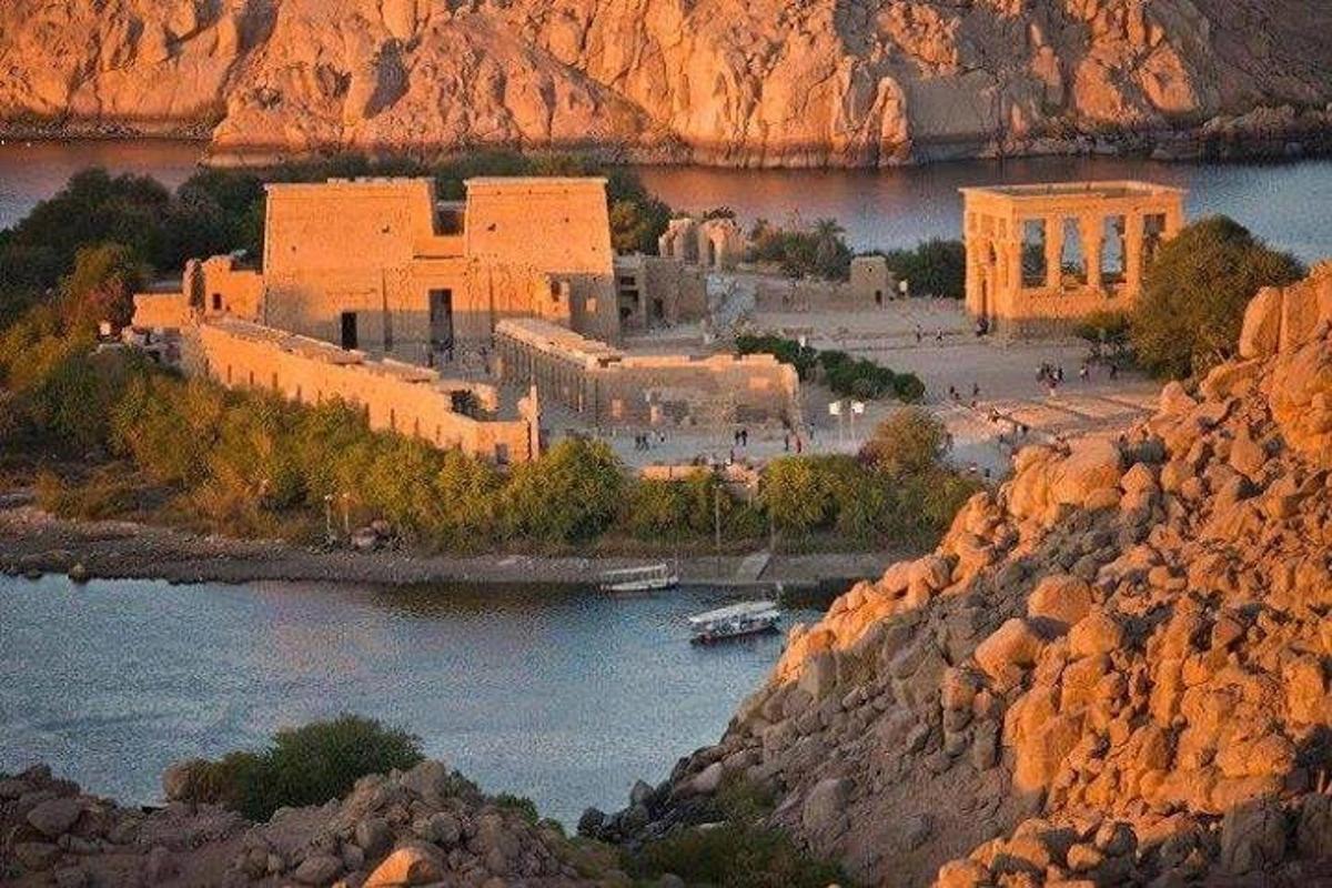 un edificio su una collina accanto a uno specchio d'acqua