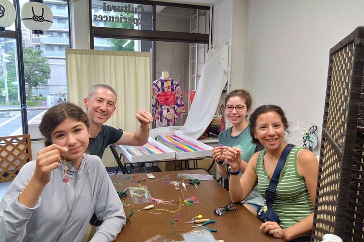 un gruppo di persone sedute a un tavolo che fanno un puzzle