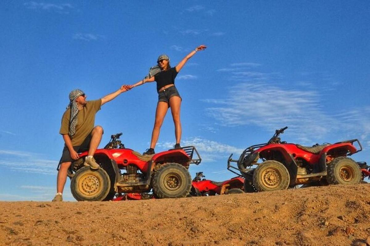 un uomo e una donna in piedi sul retro di un quad