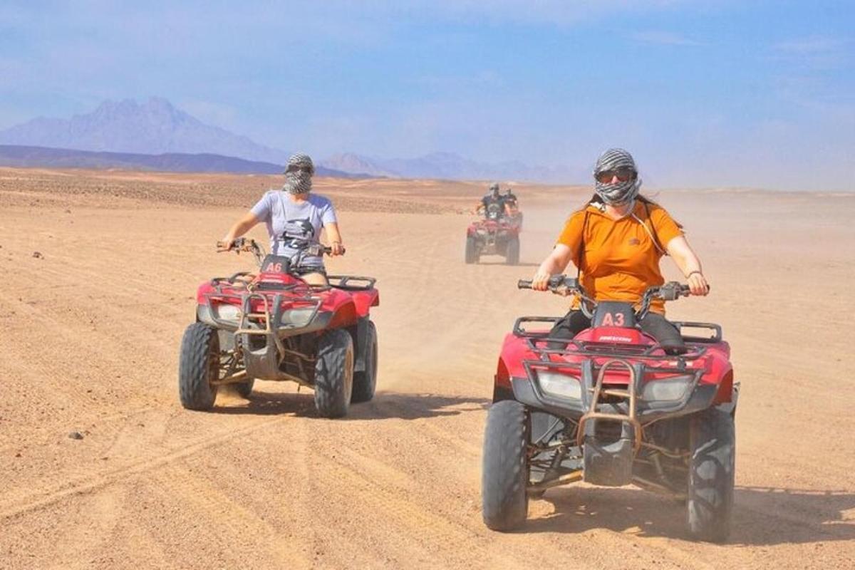 due persone in quad nel deserto