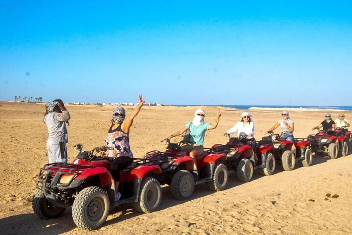 un gruppo di persone in sella a quad sulla spiaggia