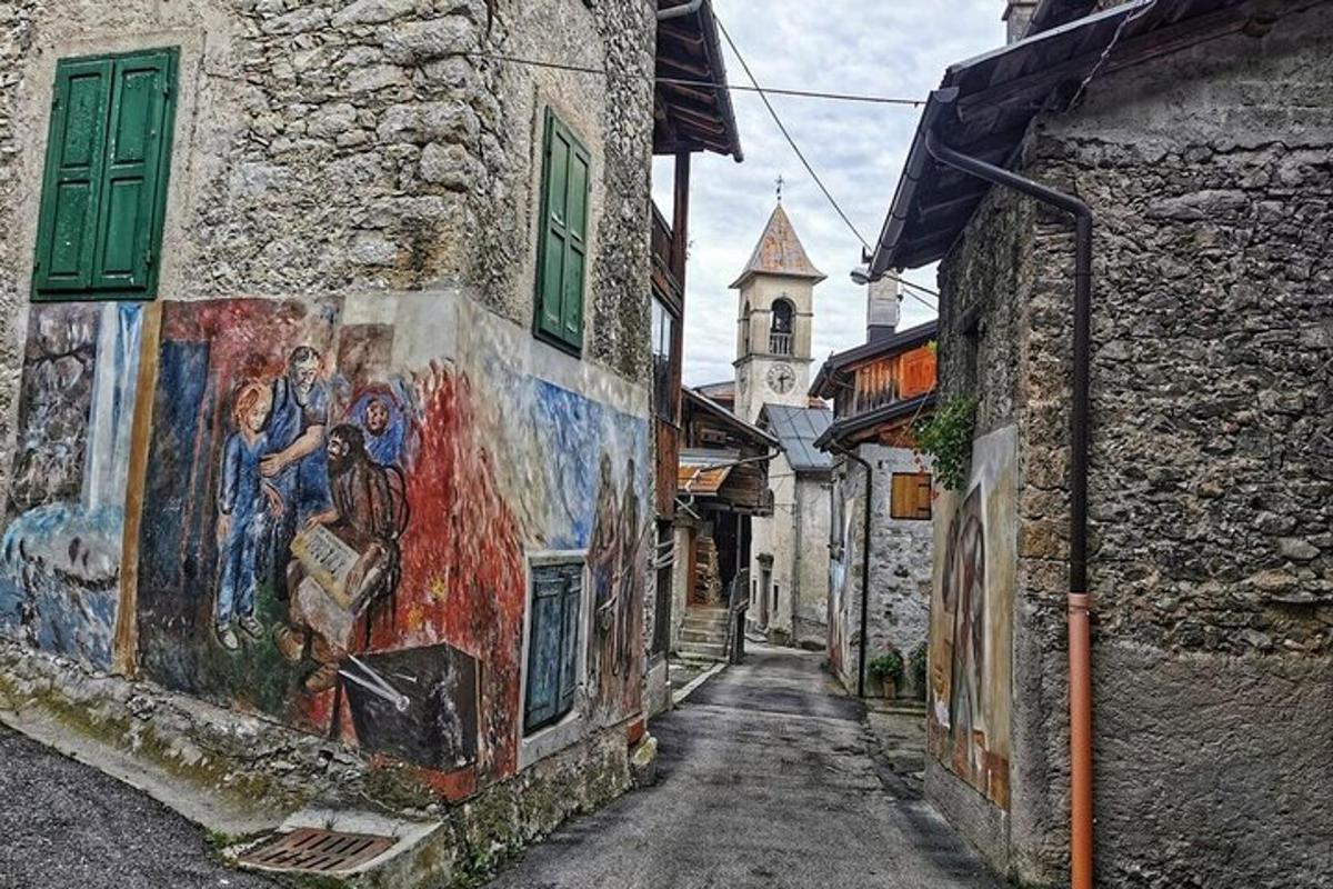 ένα σοκάκι με έναν πίνακα στην άκρη ενός κτιρίου