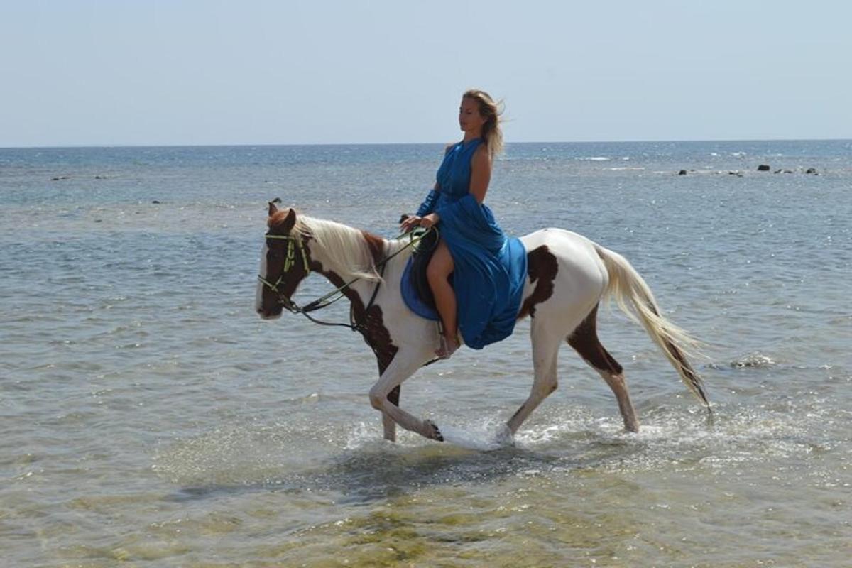 una donna a cavallo nell'acqua