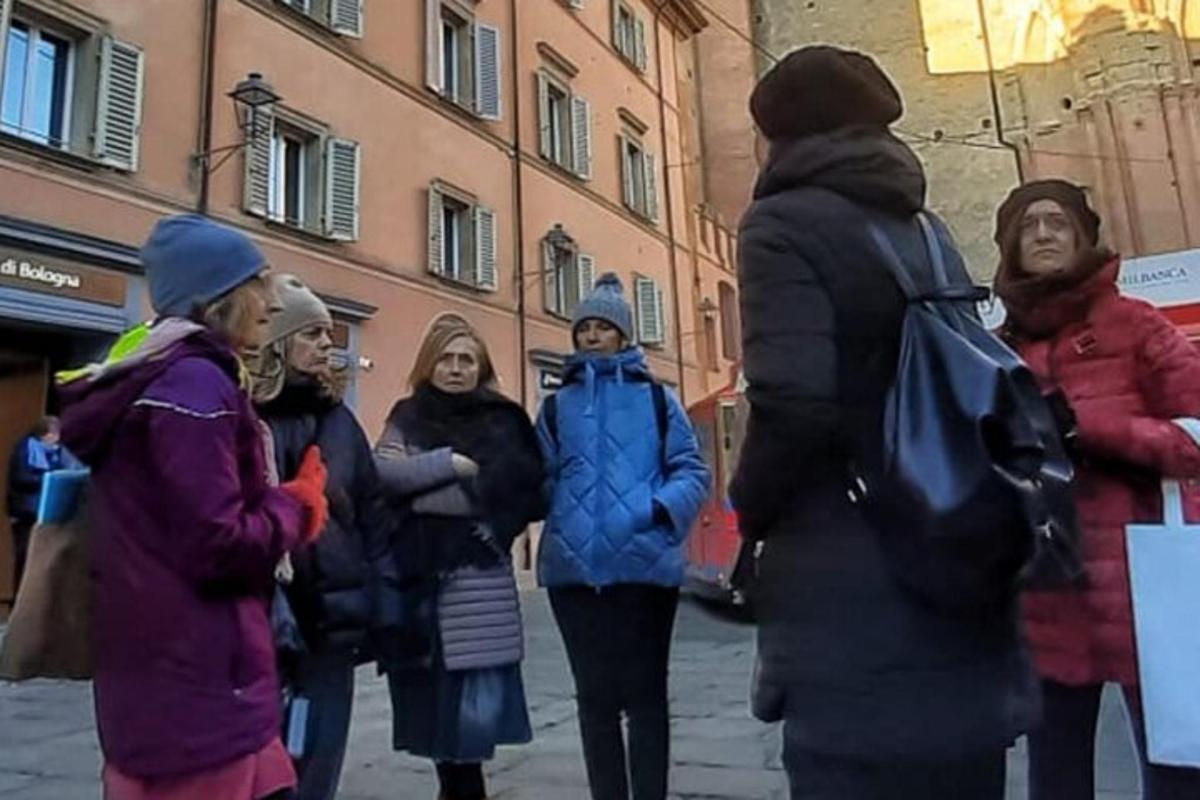 um grupo de pessoas em pé em uma rua da cidade