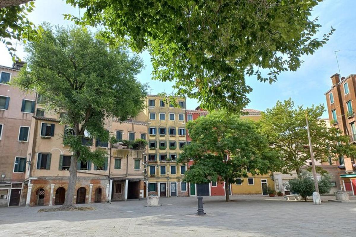 un gruppo di edifici con alberi di fronte