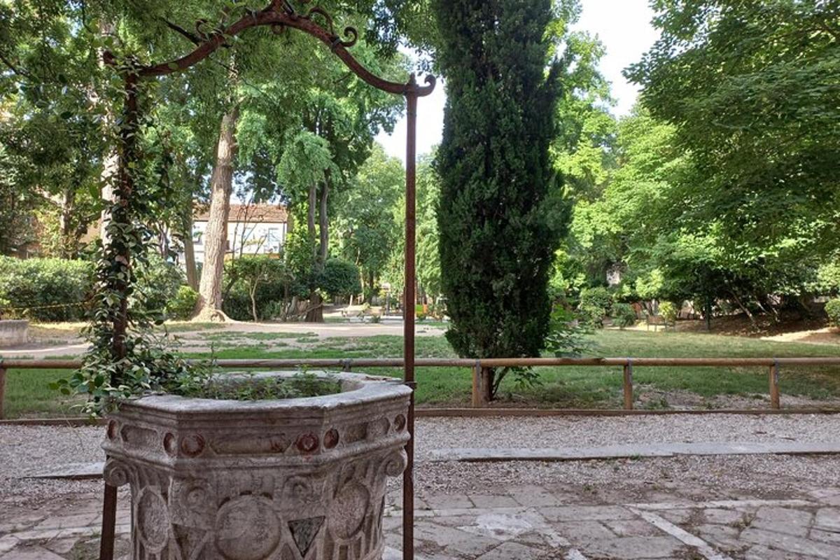 una fioriera in pietra con un albero in un parco
