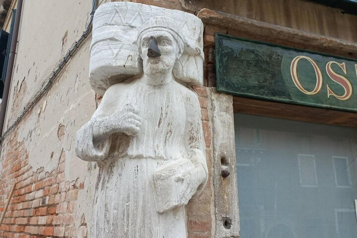 una statua sul lato di un edificio