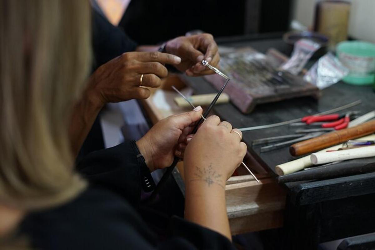 μια γυναίκα κόβει το πόδι ενός ατόμου με ένα ψαλίδι