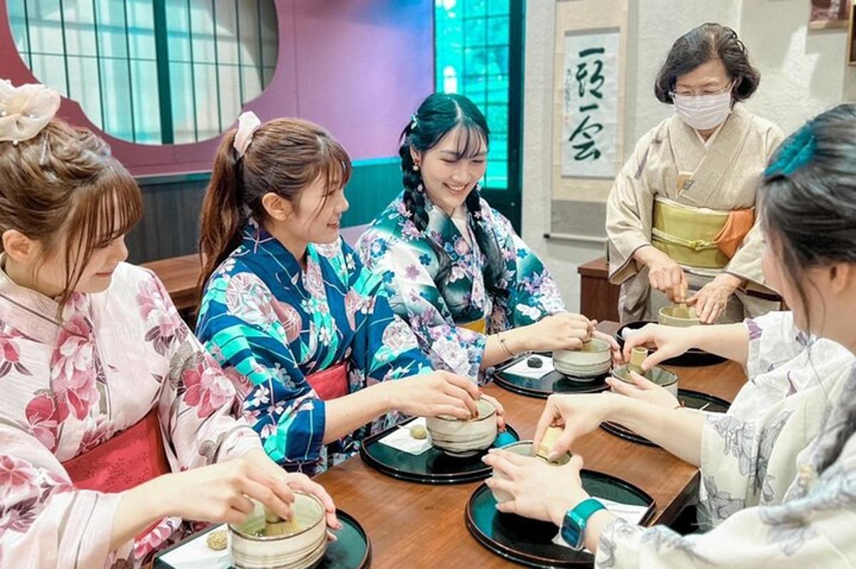 테이블에 앉아 음식을 먹는 여성 그룹