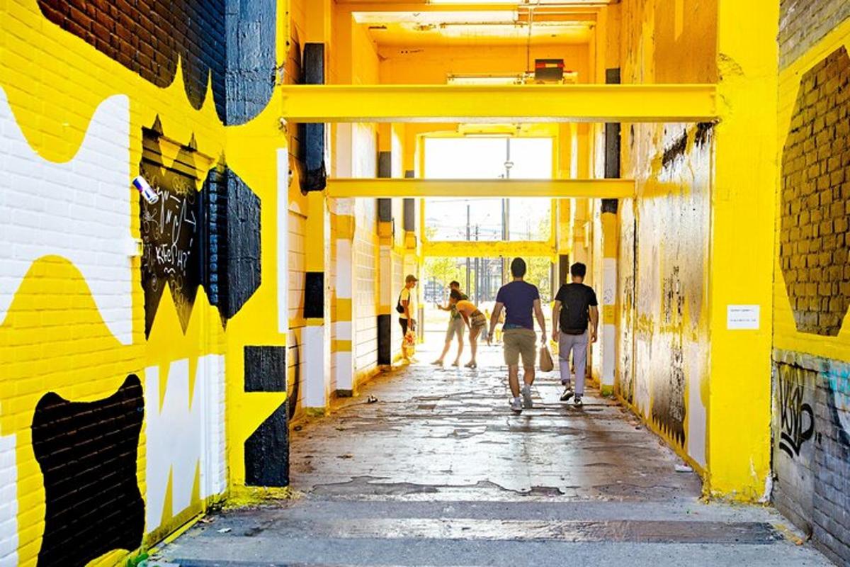 un gruppo di persone che camminano lungo un vicolo