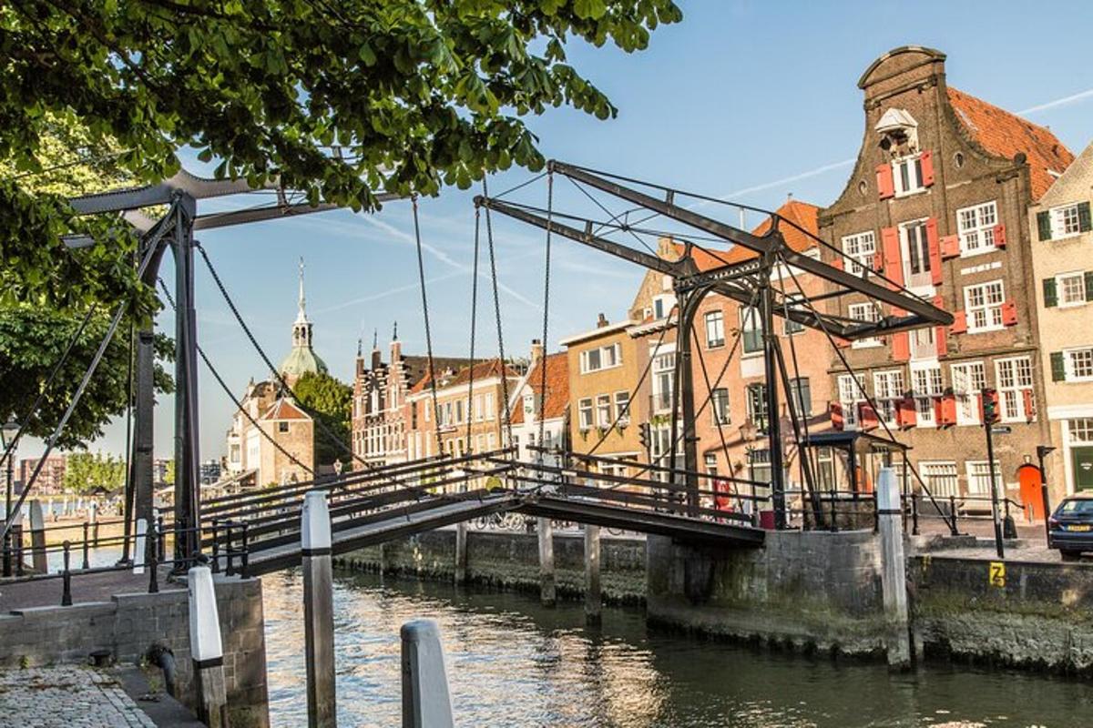un ponte sopra un fiume in una città con edifici