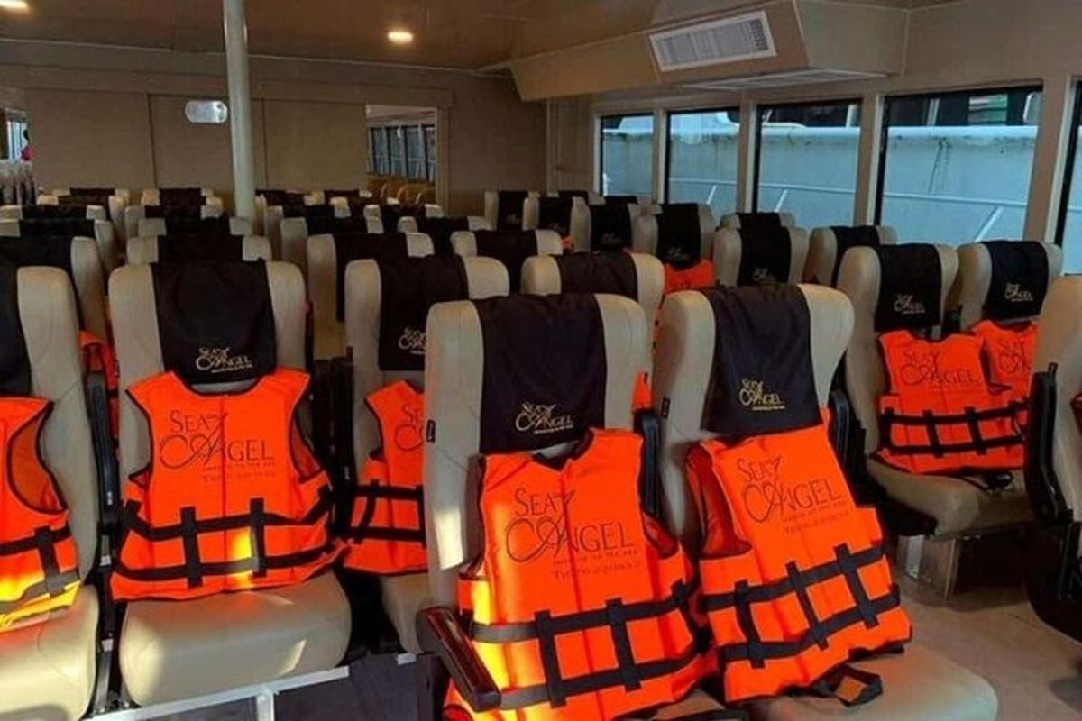un grup de scaune cu locuri portocalii într-o cameră