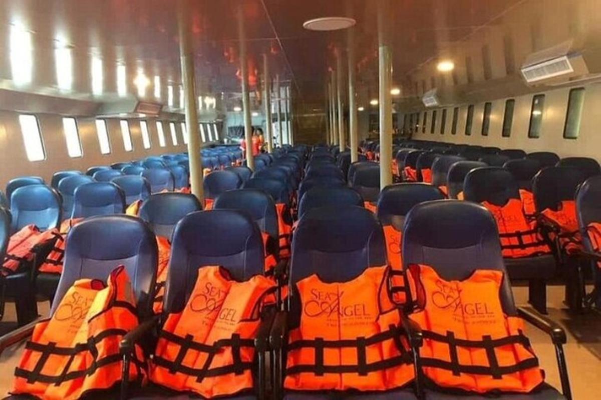 prazen avtobus z oranžnimi rešilnimi jopiči na sedežih