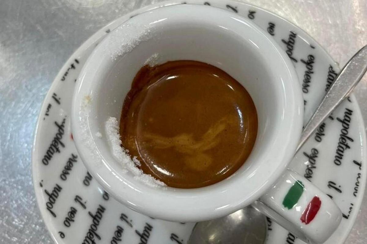 una tassa de xocolata en un plat amb una cullera