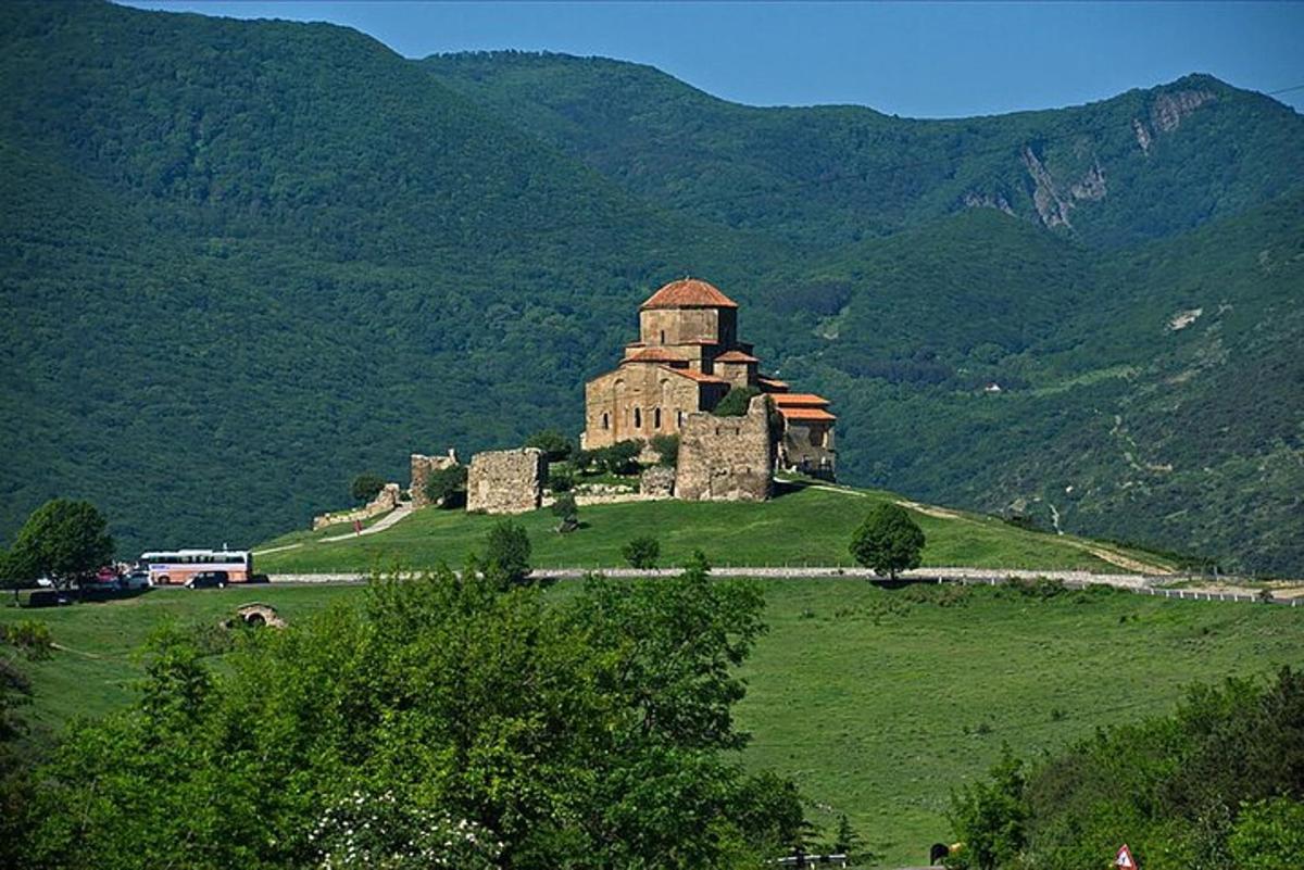 стара зграда на врху зеленог брда