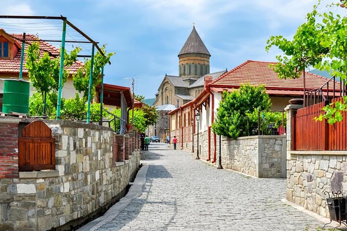 ulice s kamennou zdí a budovou