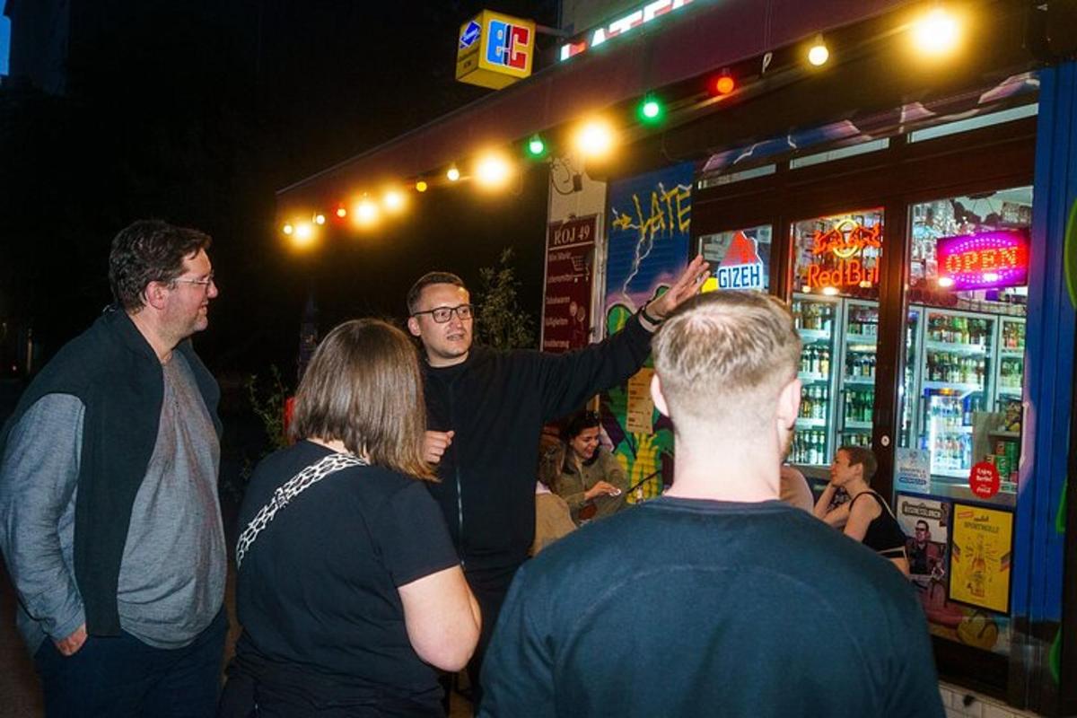 un grup de persones que estan dretes fora d'un bar