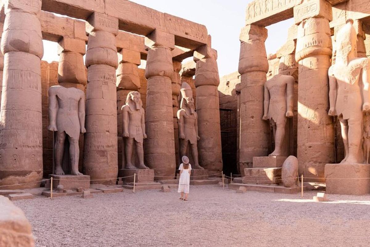 una bambina in piedi davanti a un edificio con delle statue