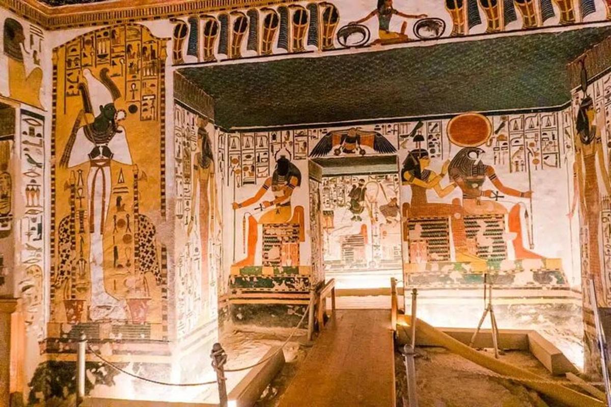 una stanza con dipinti sulle pareti di un edificio