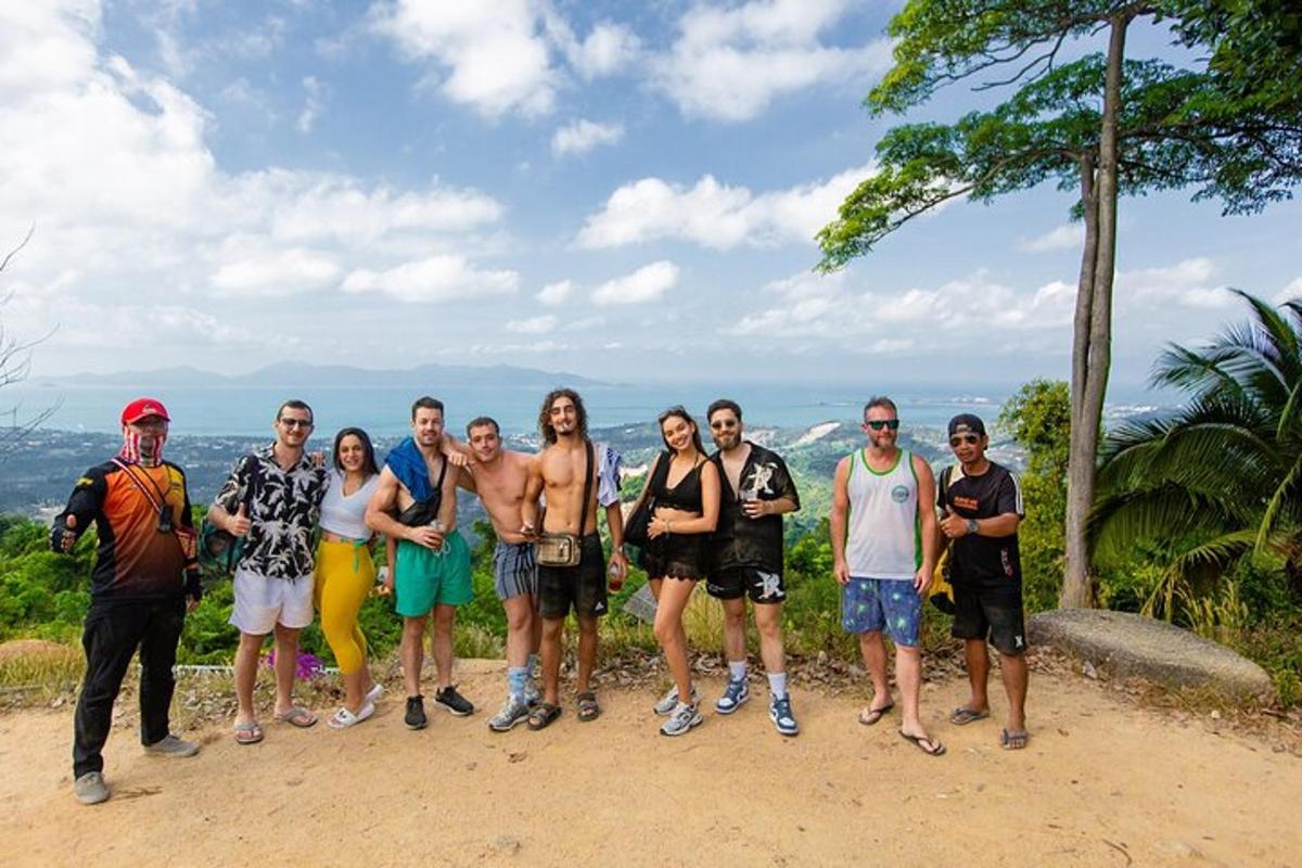 un gruppo di persone in posa per una foto su una montagna