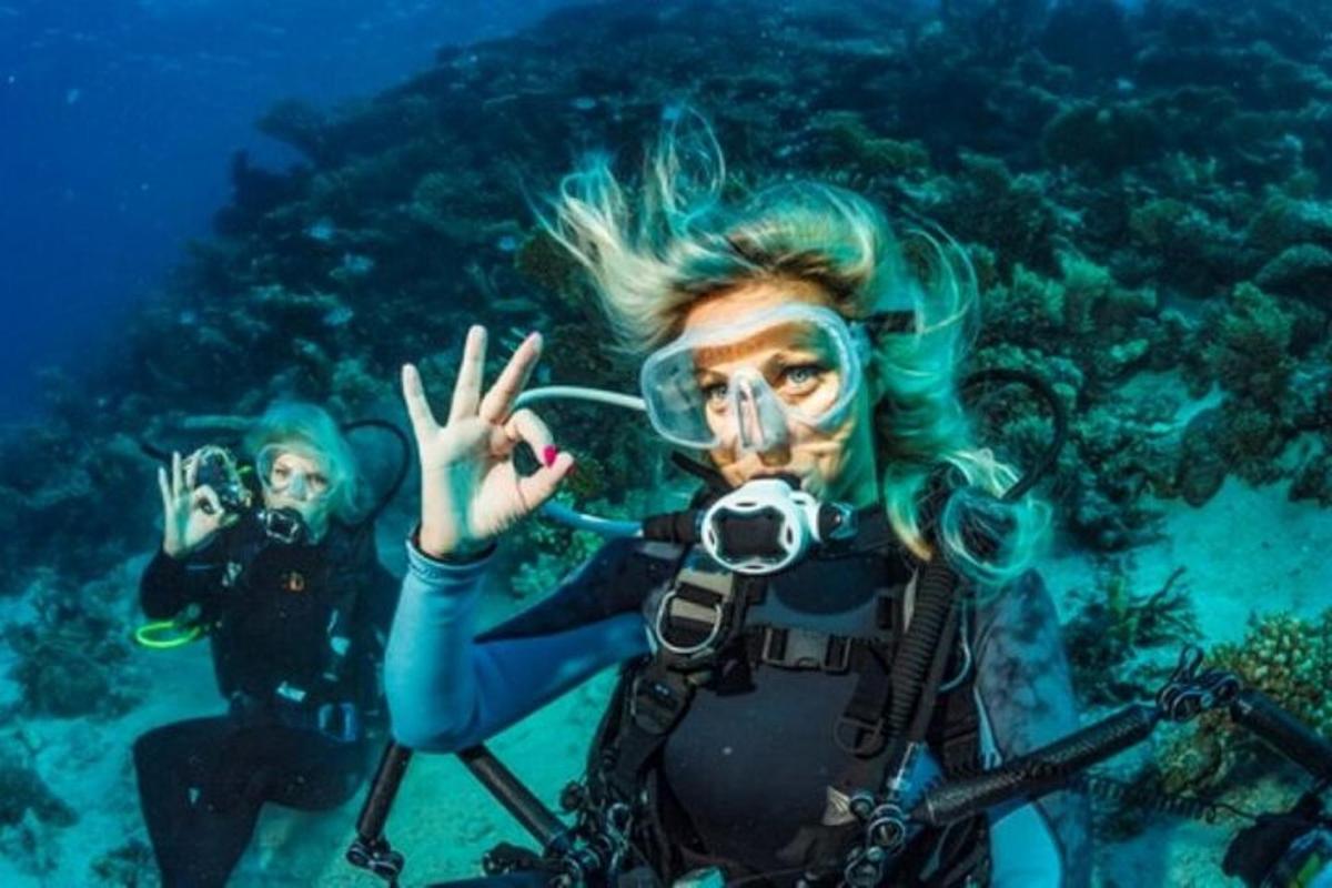 Dva človeka se potapljata v oceanu