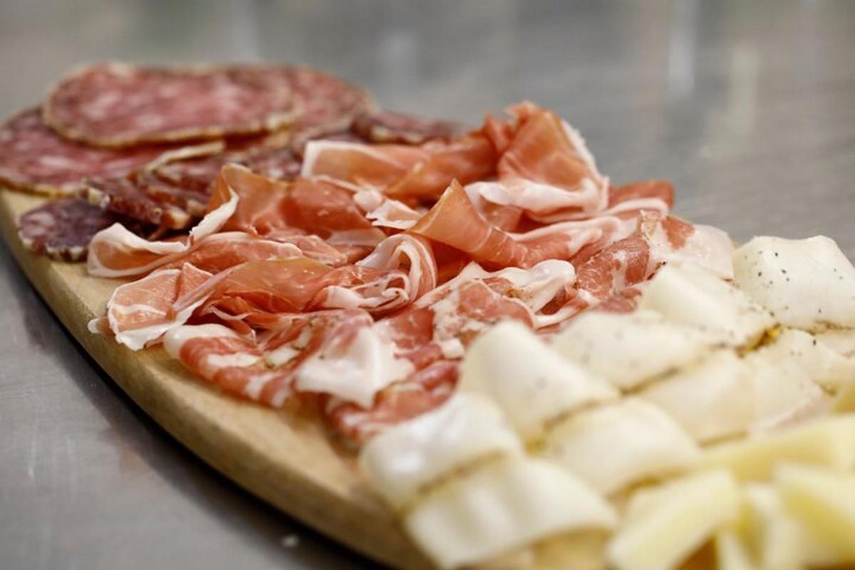 pizza hússal és sajttal az asztalon