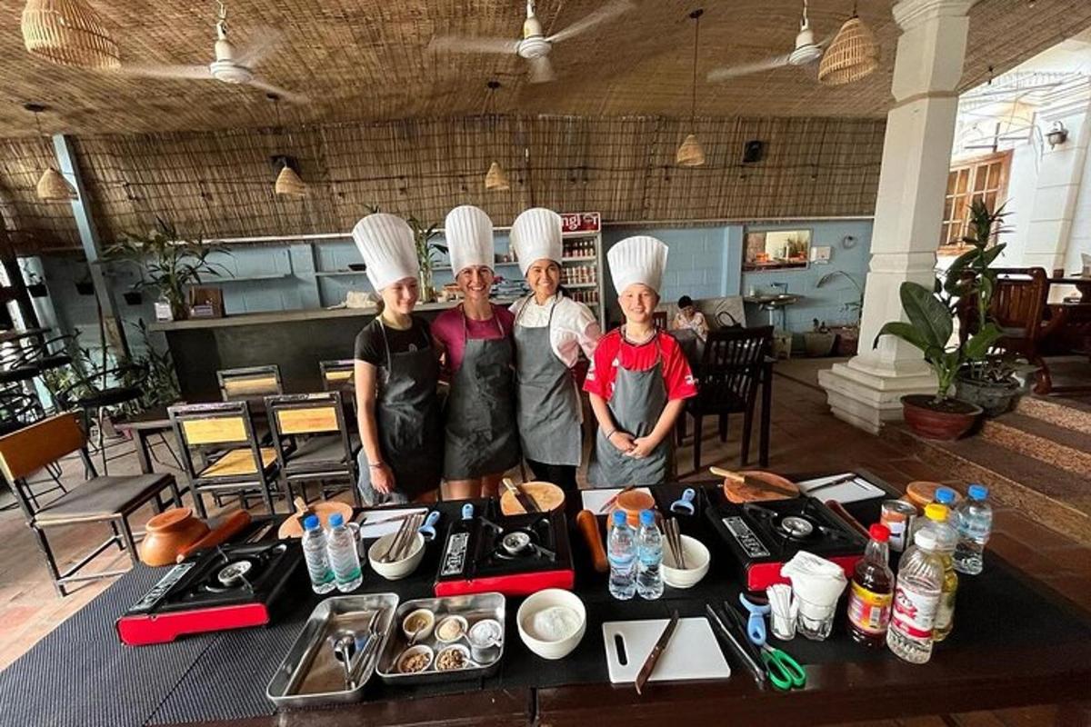 tre chef in piedi davanti a un tavolo con del cibo
