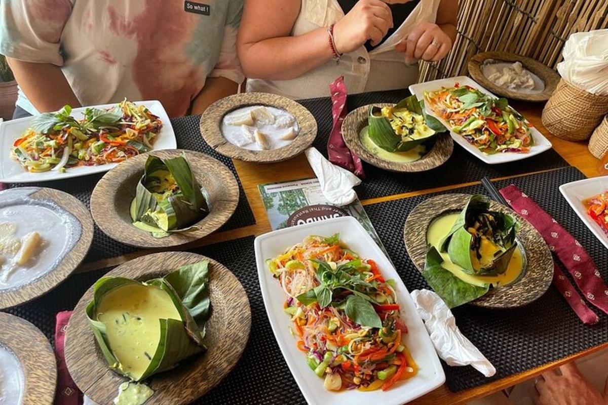 un tavolo con piatti di cibo sopra