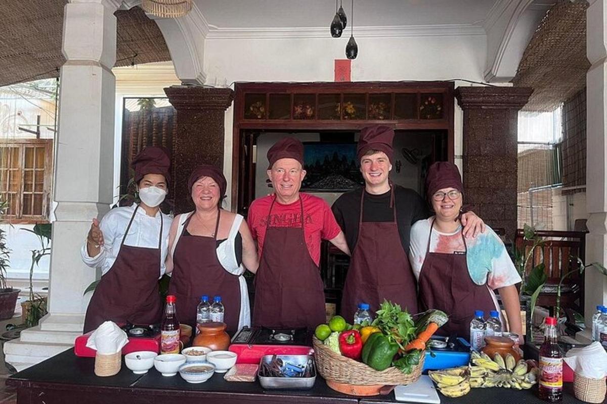 un grup de oameni care stau într-o bucătărie