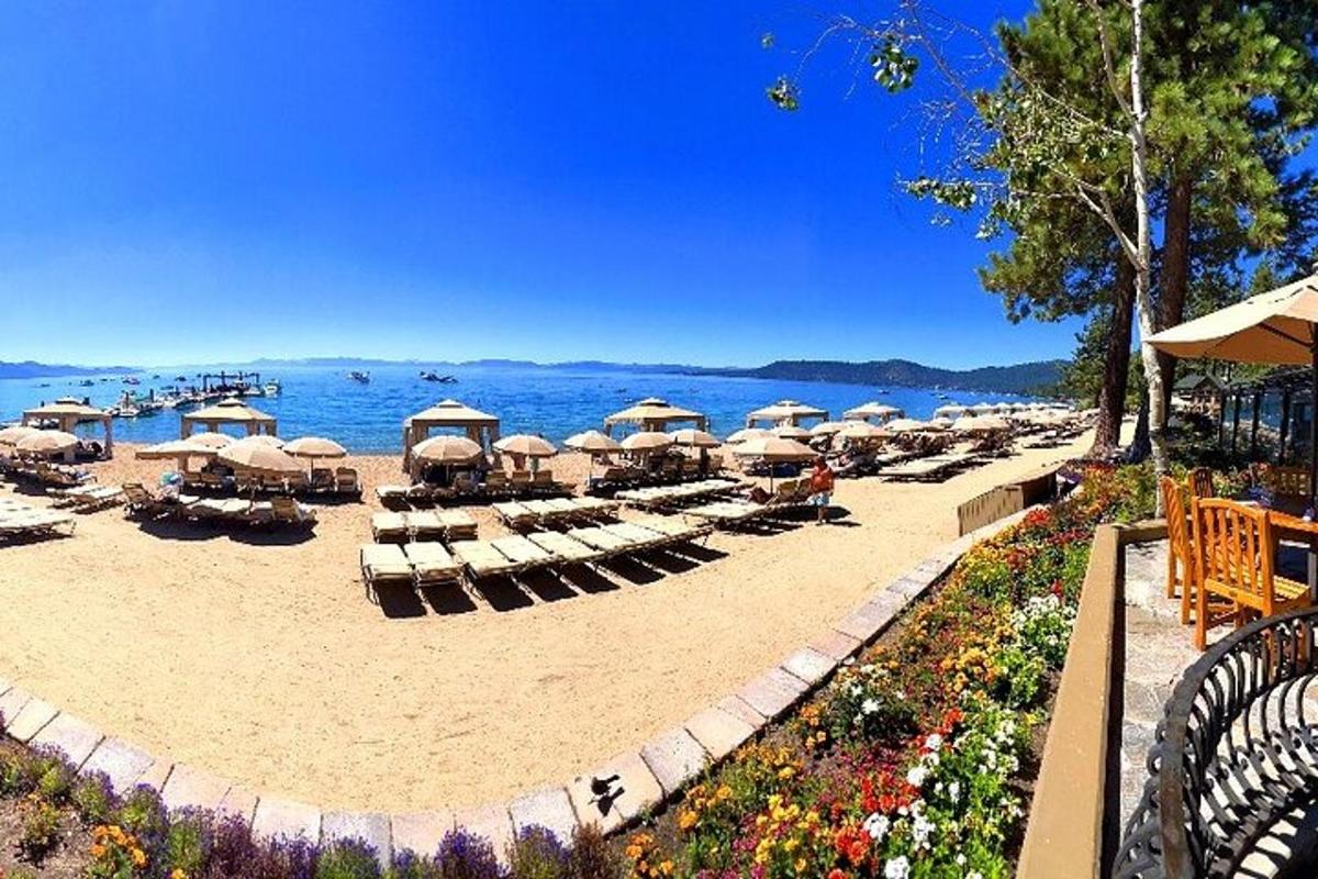 una platja amb para-sols i gandules i l'aigua