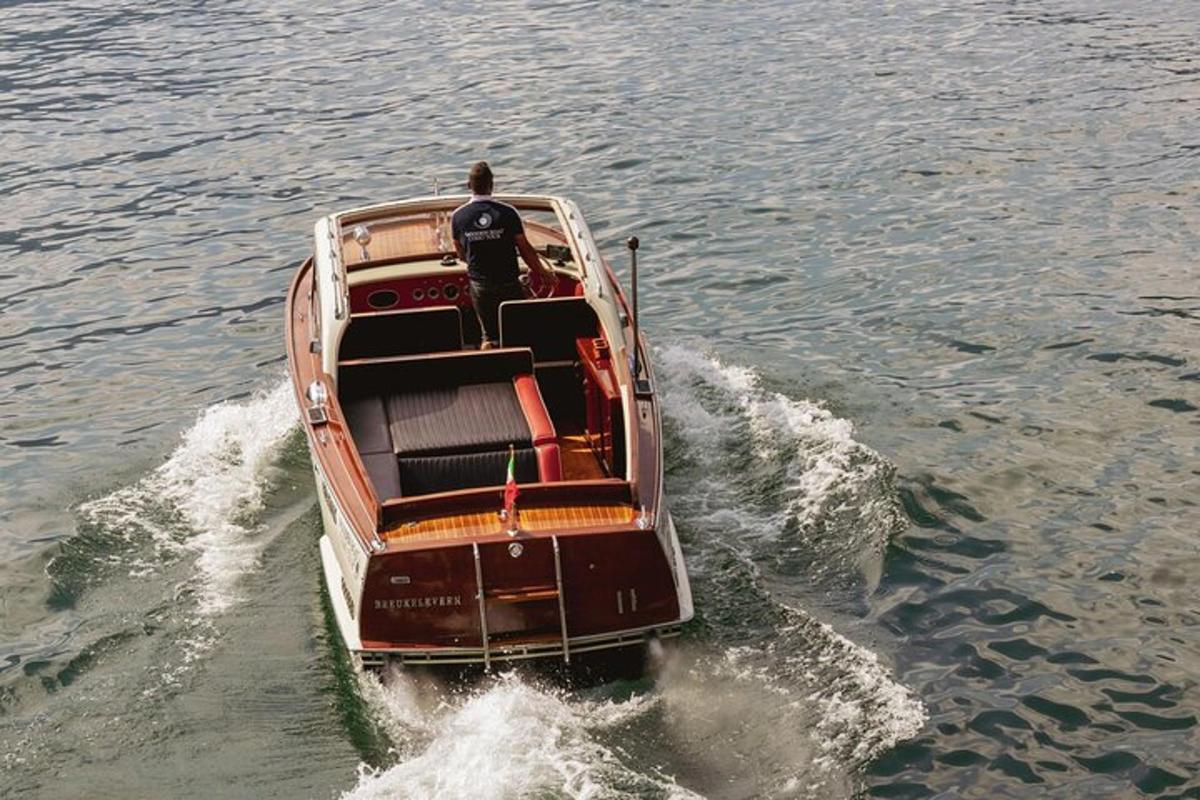 un homme sur un bateau dans l'eau