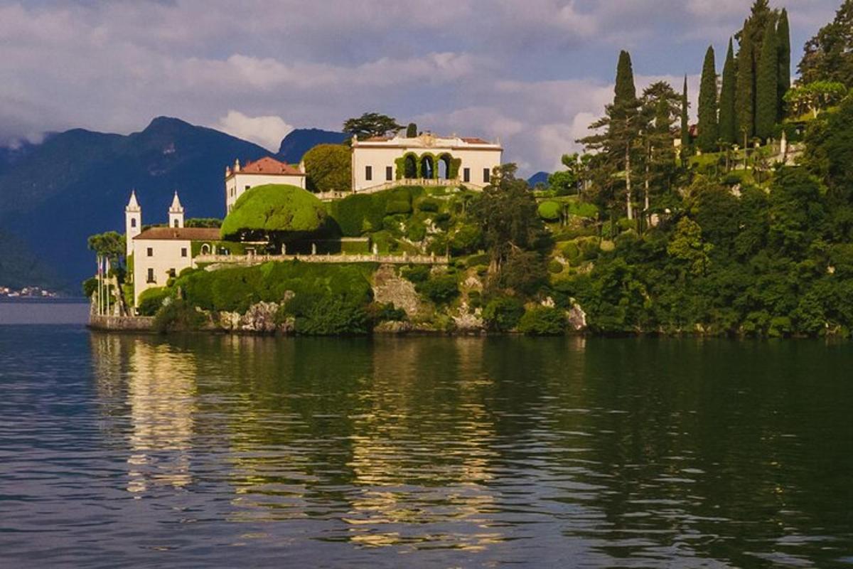 una casa en una illa al mig de l'aigua