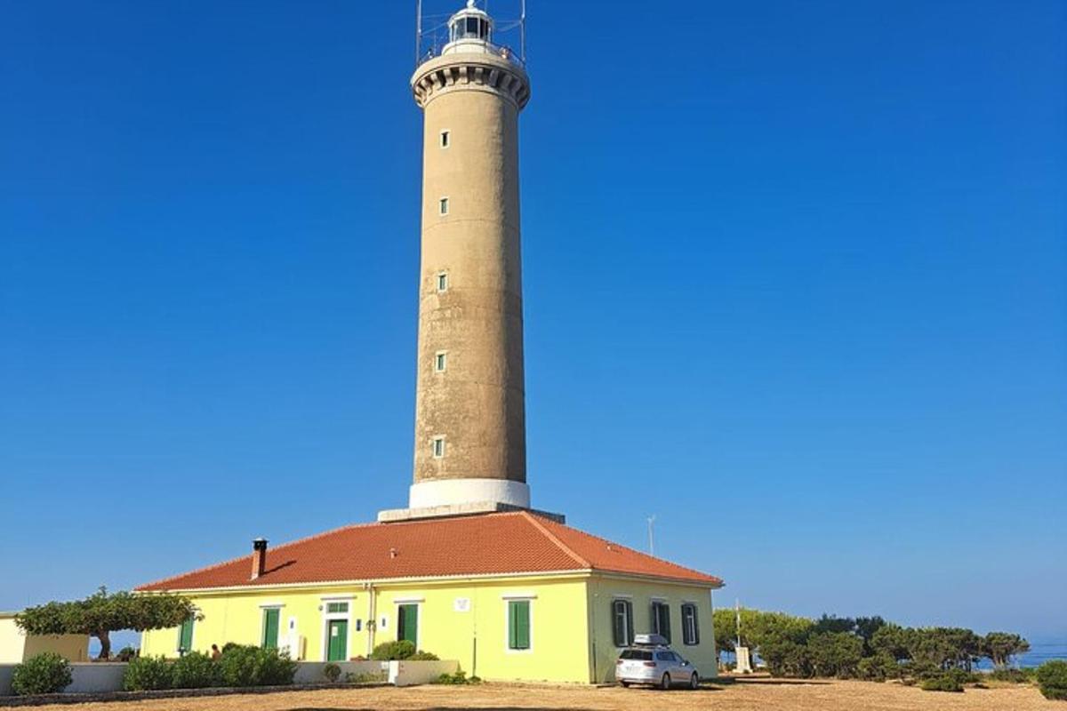 um farol fica no topo de um edifício