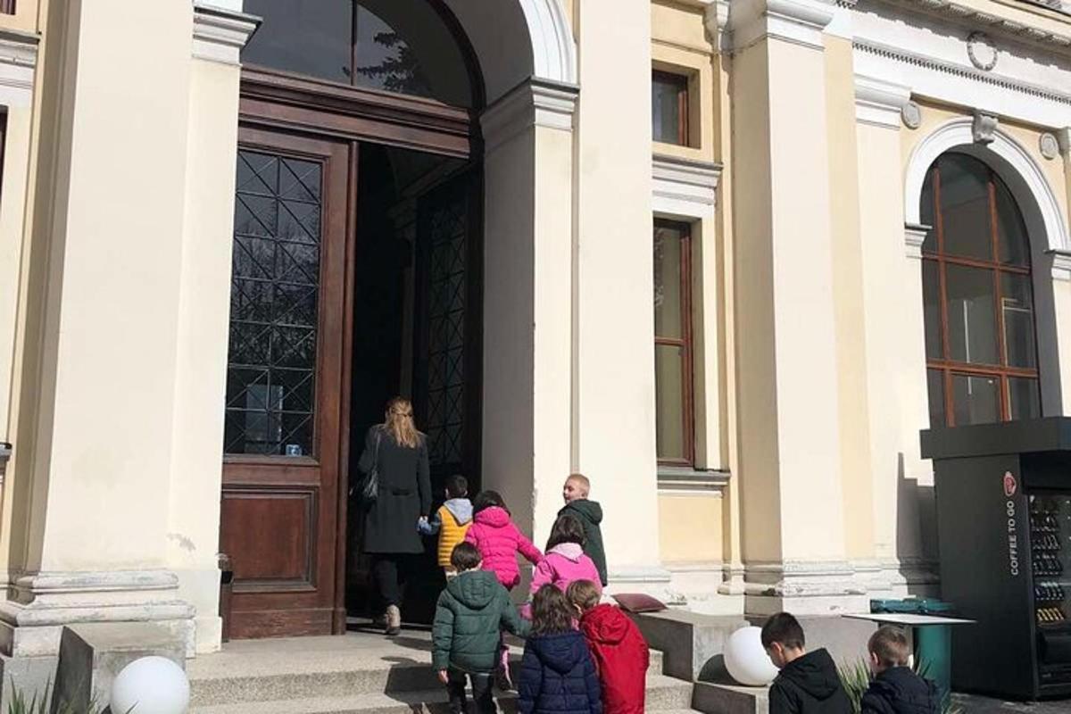 skupina dětí stojící před budovou