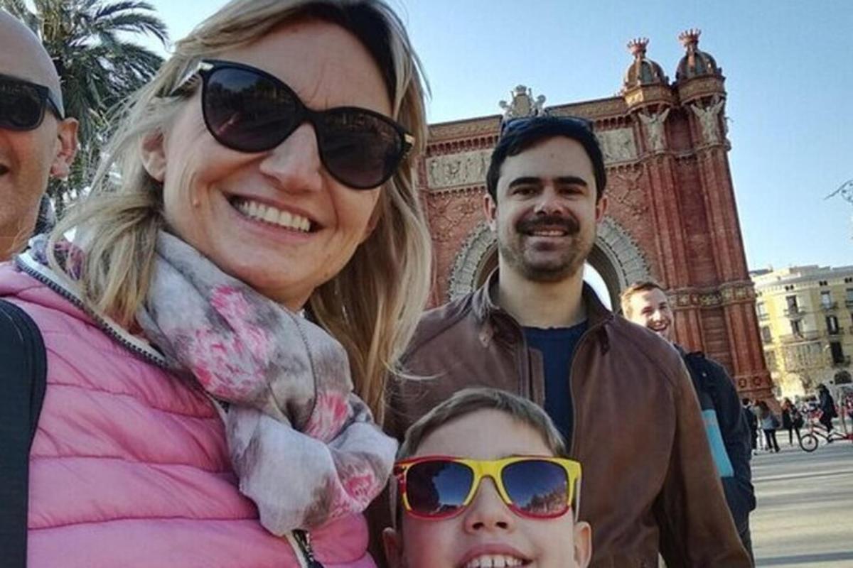 Una mujer y un niño de pie frente a un edificio