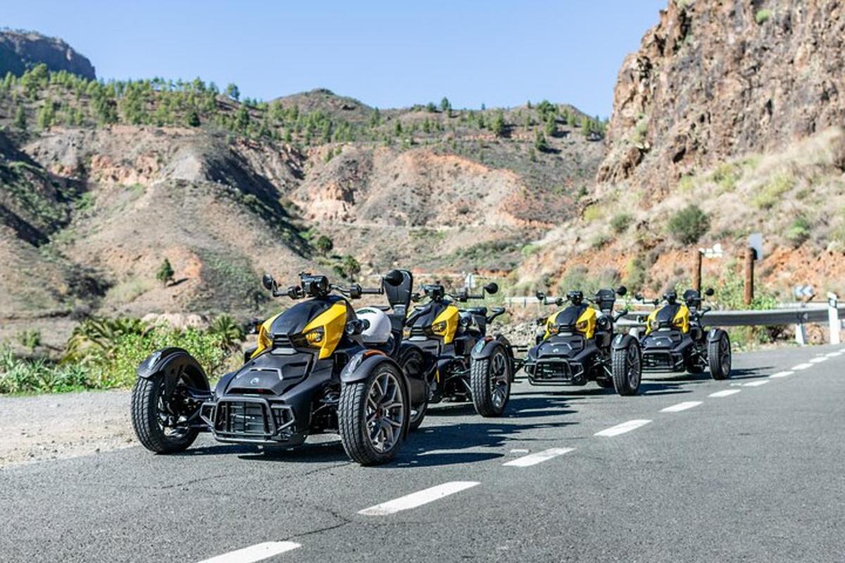 řada motocyklů zaparkovaných na kraji silnice