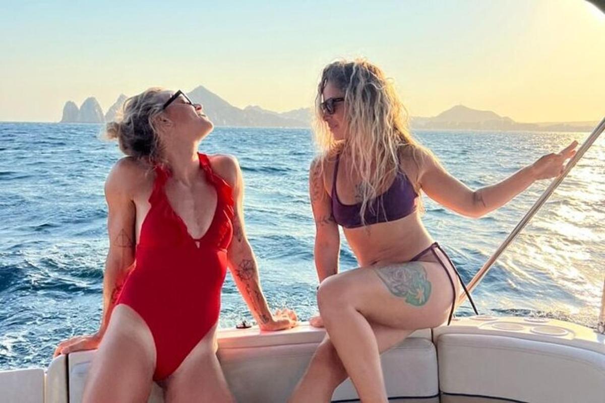 dve ženski v kopalkah na čolnu v oceanu