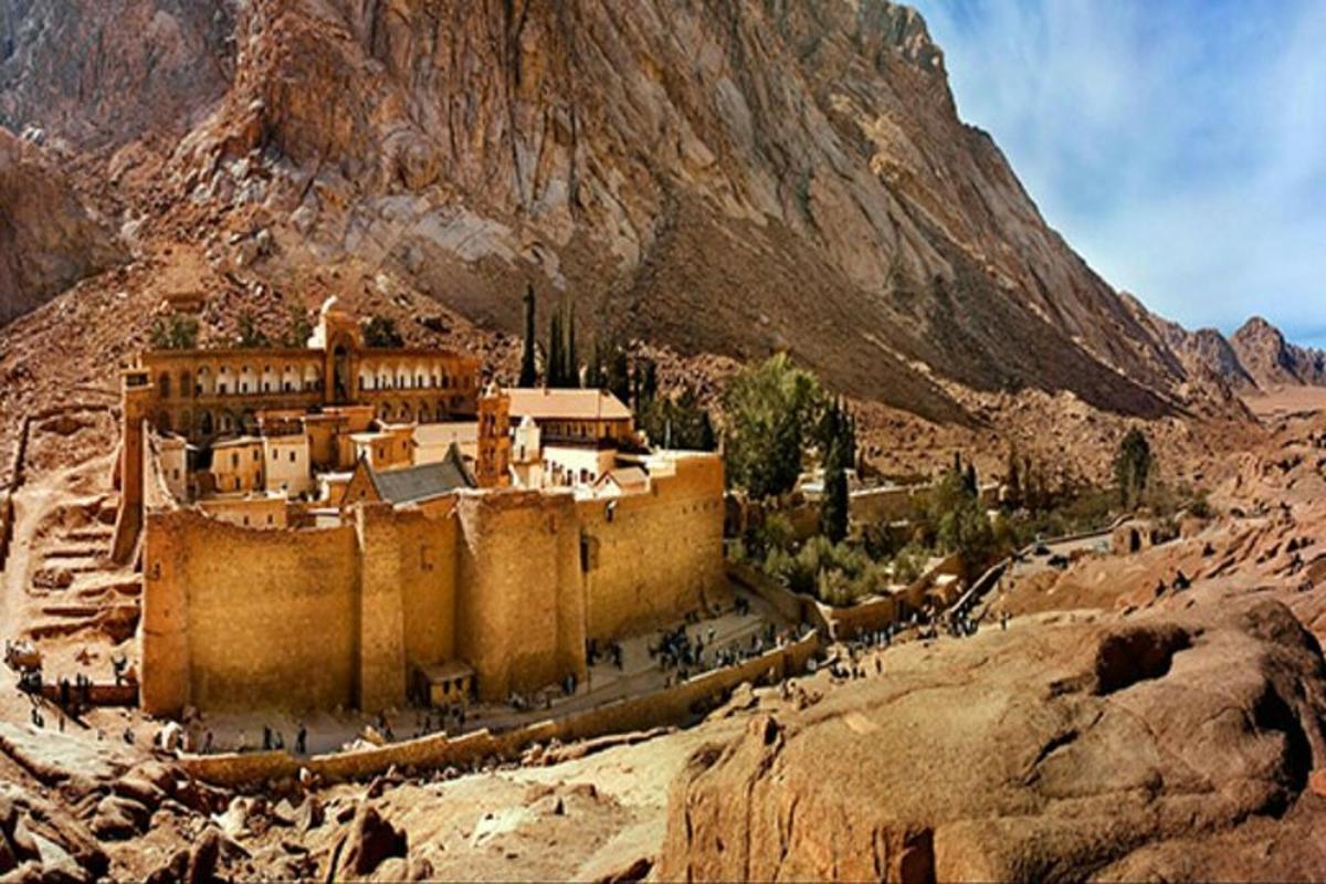 un edifici antic al mig d'una muntanya