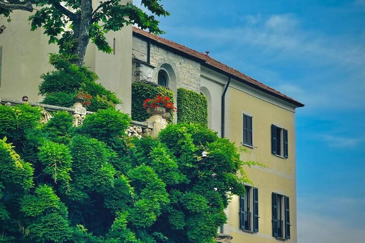 hoone, mille küljel on taimed