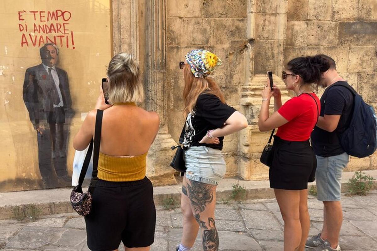 eine Gruppe von Menschen, die Fotos von einem Gebäude machen