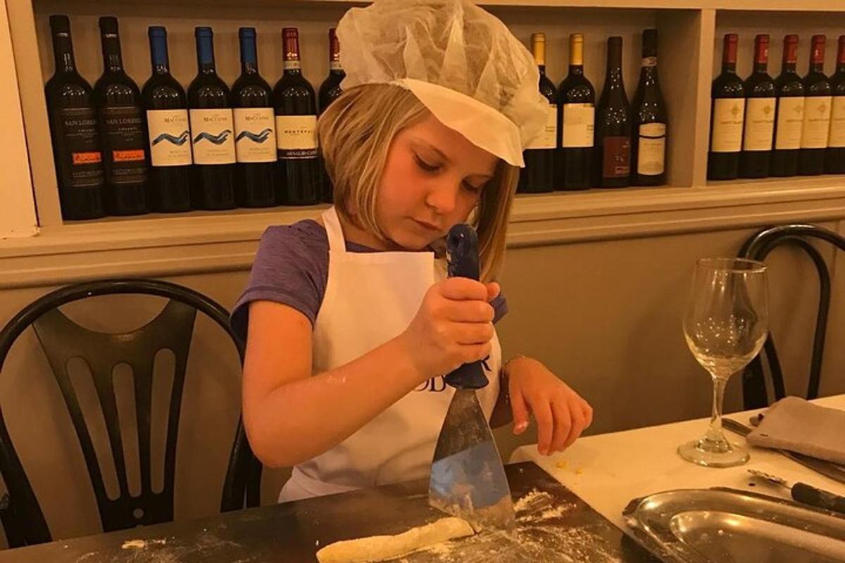 Una joven en una cocina con una espátula