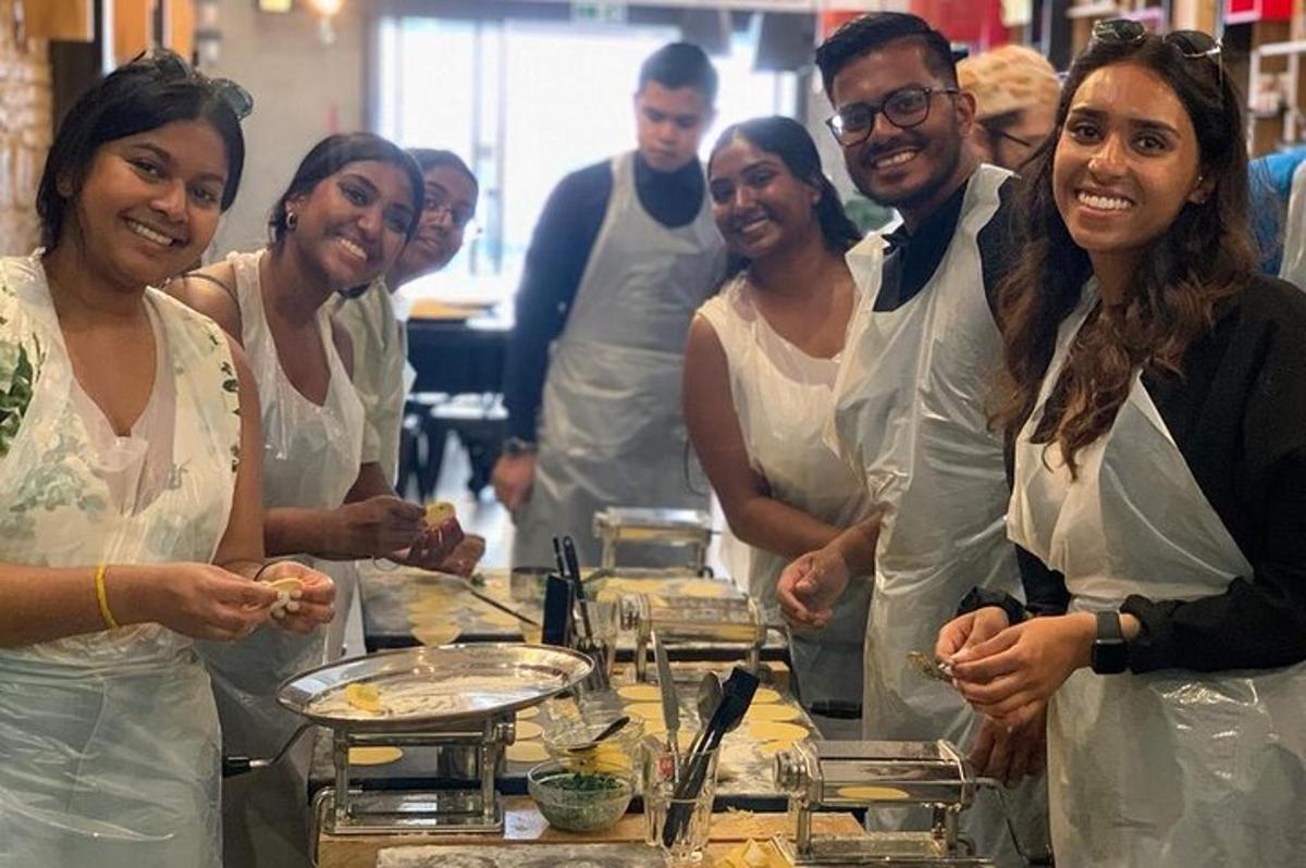 Un grupo de personas en una cocina preparando comida.