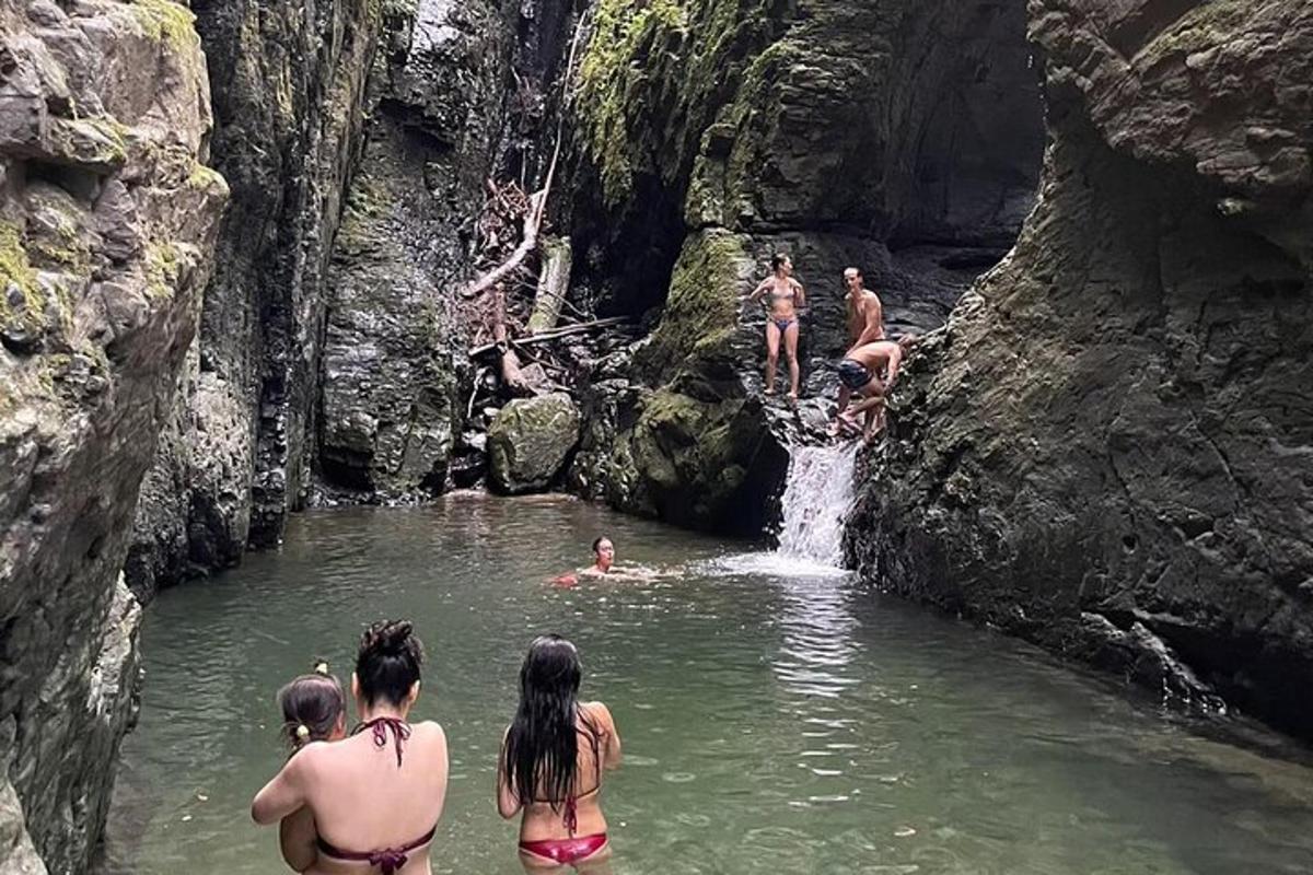 sekumpulan orang berdiri di dalam kolam air